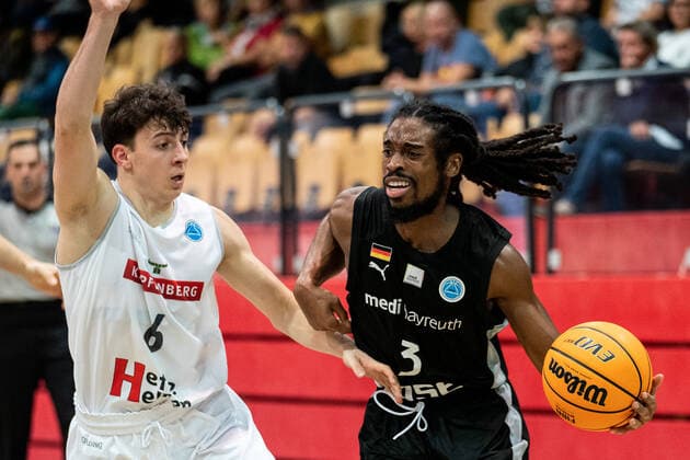 BASKETBALL - FIBA EC, Kapfenberg vs Bayreuth KAPFENBERG,AUSTRIA,13.OCT.21 - BASKETBALL - FIBA Europe Cup, Kapfenberg bulls vs Medi Bayreuth. Image shows Elias Podany (Kapfenberg) and Marcus Thornton (Bayreuth).  GEPAxpictures xJohannesxFriedl