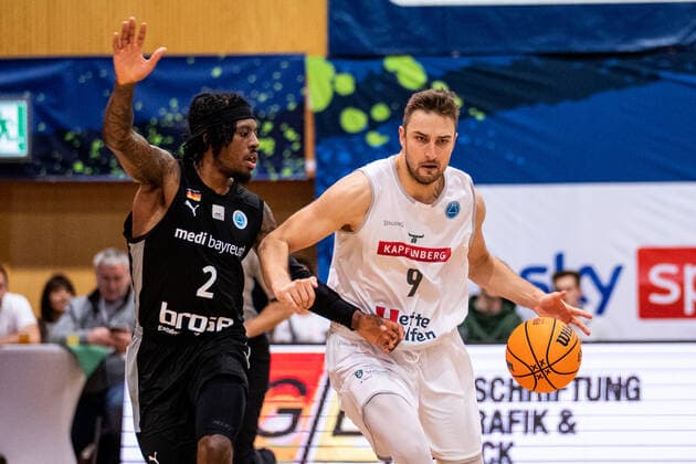 BASKETBALL - FIBA EC, Kapfenberg vs Bayreuth KAPFENBERG,AUSTRIA,13.OCT.21 - BASKETBALL - FIBA Europe Cup, Kapfenberg bulls vs Medi Bayreuth. Image shows Sacar Anim (Bayreuth) and Milos Grubor (Kapfenberg).  GEPAxpictures xJohannesxFriedl