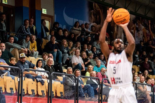 BASKETBALL - FIBA EC, Kapfenberg vs Bayreuth KAPFENBERG,AUSTRIA,13.OCT.21 - BASKETBALL - FIBA Europe Cup, Kapfenberg bulls vs Medi Bayreuth. Image shows Joshua Scott (Kapfenberg) and the audience.  GEPAxpictures xJohannesxFriedl
