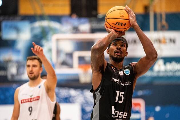 BASKETBALL - FIBA EC, Kapfenberg vs Bayreuth KAPFENBERG,AUSTRIA,13.OCT.21 - BASKETBALL - FIBA Europe Cup, Kapfenberg bulls vs Medi Bayreuth. Image shows Terry Du Aun Allen (Bayreuth).  GEPAxpictures xJohannesxFriedl
