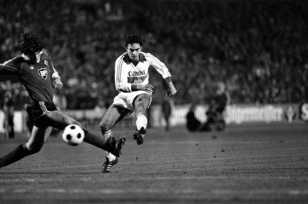 15.11.80 VfB Stuttgart - Hamburger SV Deutschland, Stuttgart, 15.11.1980, Fussball, Bundesliga, VfB Stuttgart - Hamburger SV (3:2): Hansi Müller (VfB Stuttgart). *** 15 11 80 VfB Stuttgart Hamburger SV Germany, Stuttgart, 15 11 1980, Football, Bundesliga, VfB Stuttgart Hamburger SV 3 2 Hansi Müller VfB Stuttgart