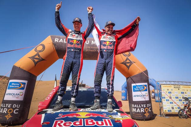 Bilder des Jahres 2021, Sport 10 Oktober Sport Themen der Woche KW41 Sport Bilder des Tages 302 Al-Attiyah Nasser (qat), Baumel Matthieu (fra), Toyota Gazoo Racing, Toyota Hilux Overdrive, celebrartions during the Rallye du Maroc 2021, from October 8 to 13, 2021 in Zagora, Morocco - AUTO - RALLYE DU MAROC 2021 DPPI Panoramic  05321006_AV6_4902