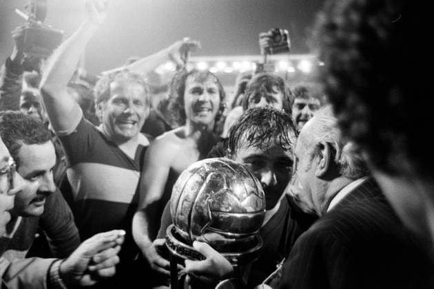 01.08.78 Borussia Mönchengladbach - Boca Juniors Deutschland, Karlsruhe, 01.08.1978, Fussball, Welt Pokal, Borussia Mönchengladbach - Boca Juniors (0:3): Ruben Jose Sune (Boca Juniors) der Welt Pokal Trophäe. *** 01 08 78 Borussia Mönchengladbach Boca Juniors Germany, Karlsruhe, 01 08 1978, Football, World Cup, Borussia Mönchengladbach Boca Juniors 0 3 Ruben Jose Sune Boca Juniors the World Cup trophy