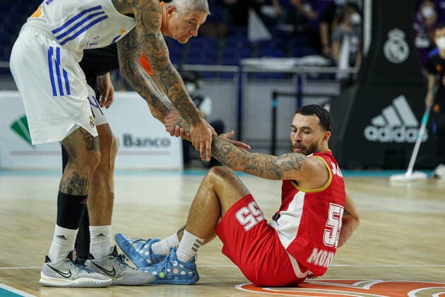 October 13, 2021, MADRID, MADRID, SPAIN: Mike James of Monaco hurts during Turkish Airlines Euroleague basketball match between Real Madrid and A.S. Monaco at Wizink Center on October 13th, 2021 in Madrid, Spain. MADRID SPAIN - ZUMAa181 20211013_zaa_a181_071 Copyright: xIrinaxR.xHipolitox