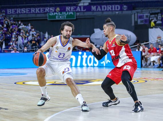 Sport Bilder des Tages 13th October 2021; Wizink Center; Madrid, Spain; Turkish Airlines Euroleague Basketball; game 3; Real Madrid versus AS Monaco; Sergio Llull (Real Madrid Baloncesto) holds off the defense of Gray Job (AS Monaco)  ActionPlus12330525 AgenciaLOF