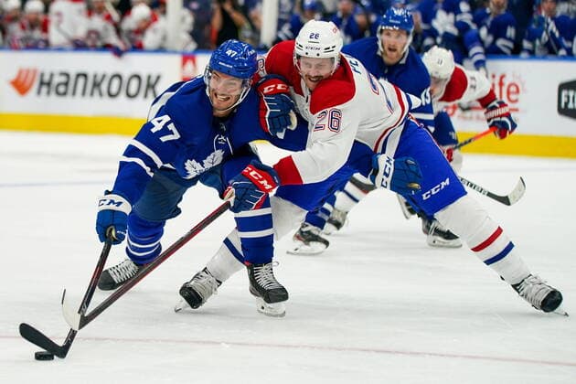 Bilder des Jahres 2021, Sport 10 Oktober Sport Themen der Woche KW41 Sport Bilder des Tages October 13, 2021, Toronto, on, Canada: Toronto Maple Leafs forward Pierre Engvall (47) battles for a loose puck against Montreal Canadiens defenceman Jeff Petry (26) during second period NHL, Eishockey Herren, USA action in Toronto on Wednesday, October 13, 2021. Canada News - October 13, 2021  - ZUMAc35_ 20211013_zaf_c35_058 Copyright: xEvanxBuhlerx