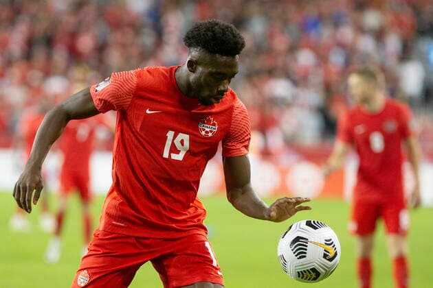 October 13, 2021, Toronto, on, Canada: Canada s Alphonso Davies gathers the ball against Panama during second half World Cup qualifying action in Toronto on Wednesday, October 13, 2021. Alphonso Davies  - ZUMAc35_ 20211013_zaf_c35_076 Copyright: xChrisxYoungx
