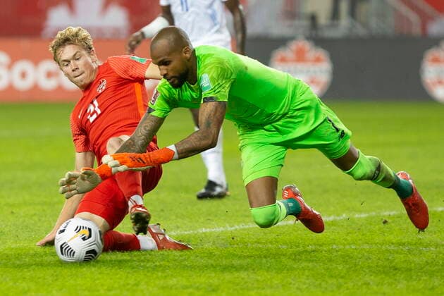 October 13, 2021, Toronto, on, Canada: Canada s Jacob Shaffelburg (left) challenges Panama goalkeeper Luis Mejia for the ball during second half World Cup qualifying action in Toronto on Wednesday, October 13, 2021. Jacob Shaffelburg; Luis Mejia  - ZUMAc35_ 20211013_zaf_c35_078 Copyright: xChrisxYoungx