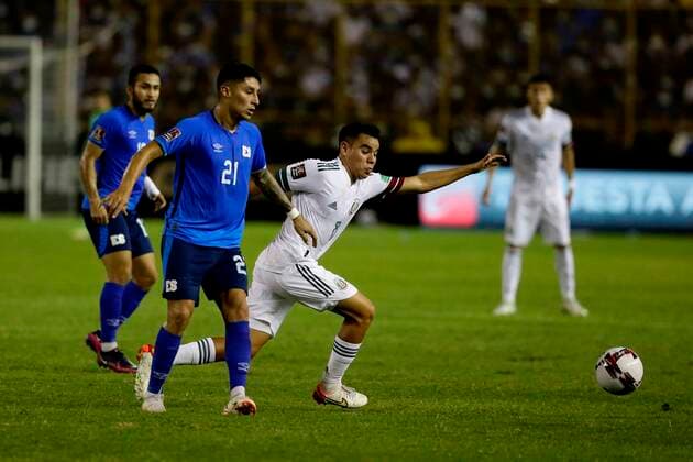Mexico s Carlos Rodríguez (C) fights for the ball with El Salvador s Bryan Tamacas, during their octagonal game for Qatar 2022 World Cup qualifiers, today at the Cuscatlán Stadium in San Salvador, El Salvador 13 October 2021. EFE Rodrigo Sura EL SALVADOR - MEXICO !ACHTUNG: NUR REDAKTIONELLE NUTZUNG!  Copyright: xRodrigoxSurax AME9708 0138519450st