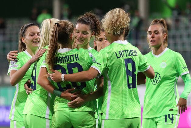 Sport Themen der Woche KW41 Sport Bilder des Tages VfL vs. Servette FC Chenois, CL Frauen Wolfsburg, 13.10.2021, FUßBALL - VfL Wolfsburg vs. Servette FC Chenois de FÃ minin, Champions League Frauen, Gruppe A, Saison 2021 22. Dominique Janssen (VfL Wolfsburg) jubelt mit der Mannschaft nach ihrem Tor zum 4:0 Wolfsburg *** VfL vs Servette FC Chenois, CL Women Wolfsburg, 13 10 2021, FOOTBALL VfL Wolfsburg vs Servette FC Chenois de FÃ minin, Champions League Women, Group A, Season 2021 22 Dominique Janssen VfL Wolfsburg cheers with the team after her goal to make it 4 0 Wolfsburg