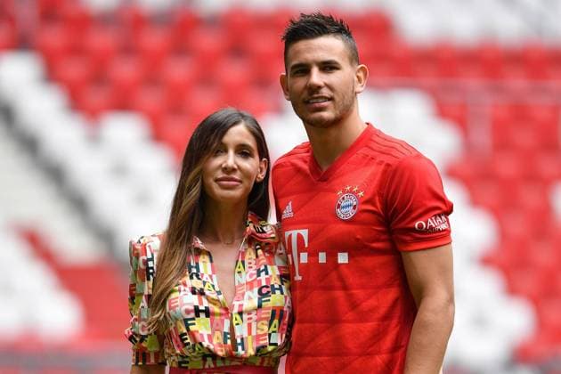 Lucas Hernandez droht Haftstrafe in Spanien! Gerichtlich angeordnetes Kontaktverbot wurde missachtet Hintergrund dieses gerichtlichen Beschlusses ist ein Annaeherungs- und Kontaktverbot, welches im Februar 2017 gegen Hernandez erlassen wurde. Dieser hatte sich, im gleichen Monat, mit seiner Frau Amelia de la Osa Lorente in der Oeffentlichkeit in Madrid gestritten. Bei dem Streit kam es auch zu Handgreiflichkeiten. Beide wurden daraufhin zu 31 Tagen gemeinnuetziger Arbeit sowie zu einem sechsmonatigen Kontaktverbot verurteilt. Archivfoto: Lucas HERNANDEZ mit Ehefrau Amelia Ossa Llorente. Praesentation,Vorstellung Lucas HERNANDEZ ,Pressekonferenz, FC Bayern Muenchen. Fussball 1. Bundesliga,Saison 2019 2020, am 08.07.2019 in der Allianz Arena.