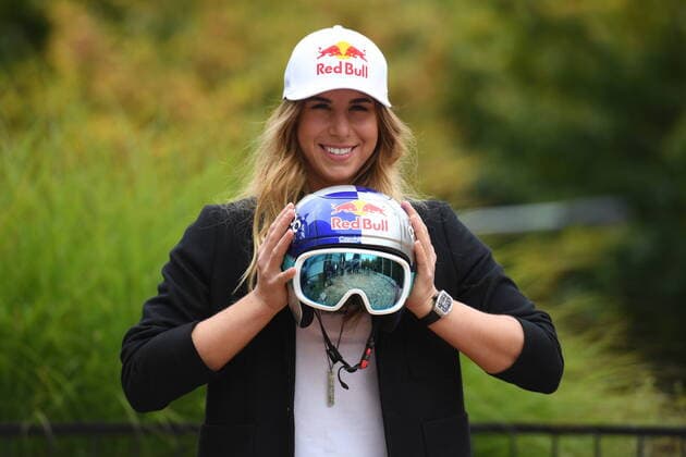 Bilder des Jahres 2021, Sport 10 Oktober Sport Themen der Woche KW41 Sport Bilder des Tages Czech snowboarder and alpine skier Ester Ledecka poses after a press conference, PK, Pressekonferenz before start of the season, on October 14, 2021, in Prague, Czech Republic. (CTKxPhoto KaterinaxSulova) CTKPhotoP2021101405611  suk