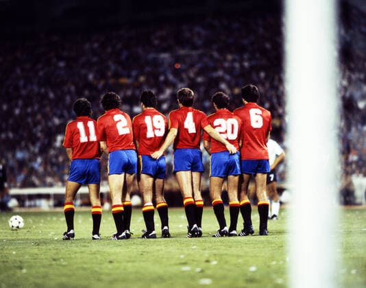 02.07.82 Deutschland - Spanien Spanien, Madrid, 02.07.1982, Fussball, FIFA WM 1982 in Spanien, DFB Deutschland - Spanien (2:1): Spanien Spieler Freistoss Mauer. *** 02 07 82 Germany Spain Spain, Madrid, 02 07 1982, Football, FIFA World Cup 1982 in Spain, DFB Germany Spain 2 1 Spain player free kick wall