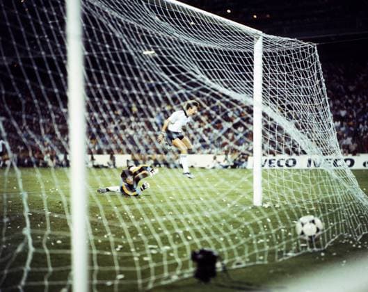 02.07.82 Deutschland - Spanien Spanien, Madrid, 02.07.1982, Fussball, FIFA WM 1982 in Spanien, DFB Deutschland - Spanien (2:1): v.l. Arconada (Spanien), Pierre Littbarski (Deutschland); Tor 1:0 Littbarski. *** 02 07 82 Germany Spain Spain, Madrid, 02 07 1982, Football, FIFA World Cup 1982 in Spain, DFB Germany Spain 2 1 v l Arconada Spain , Pierre Littbarski Germany Goal 1 0 Littbarski