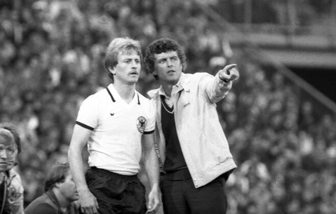 03.06.80 Sepp Maier Abschiedsspiel FC Bayern München - Deutsche Fussball Nationalmannschaft Deutschland, München, 03.06.1980, Fussball, Bundesliga, Sepp Maier Abschiedsspiel FC Bayern München - Deutsche Fussball Nationalmannschaft: v.l. Caspar Memering (Deutschland), Erich Ribbeck (Co-Trainer Deutschland). *** 03 06 80 Sepp Maier Farewell Match FC Bayern Munich German National Football Team Germany, Munich, 03 06 1980, Football, Bundesliga, Sepp Maier Farewell Match FC Bayern Munich German National Football Team v l Caspar Memering Germany , Erich Ribbeck Co Trainer Germany