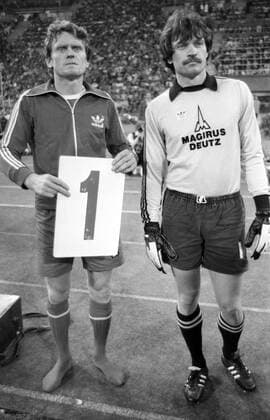 03.06.80 Sepp Maier Abschiedsspiel FC Bayern München - Deutsche Fussball Nationalmannschaft Deutschland, München, 03.06.1980, Fussball, Bundesliga, Sepp Maier Abschiedsspiel FC Bayern München - Deutsche Fussball Nationalmannschaft: v.l. Sepp Maier, Manfred Müller (beide FC Bayern München). *** 03 06 80 Sepp Maier Farewell Match FC Bayern Munich German National Football Team Germany, Munich, 03 06 1980, Football, Bundesliga, Sepp Maier Farewell Match FC Bayern Munich German National Football Team v l Sepp Maier, Manfred Müller both FC Bayern Munich