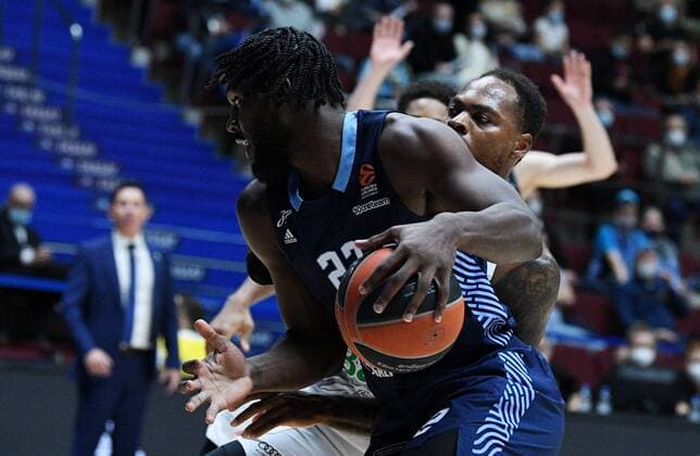 6672602 14.10.2021 Zenit s Alex Poythress, right, struggles for a ball during the Euroleague basketball match between Zenit St.Petersburg and Bayern Munich, in St. Petersburg, Russia. Alexander Galperin Sputnik Russia Basketball Euroleague Zenit - Bayern  ea0dbeb20fb92946