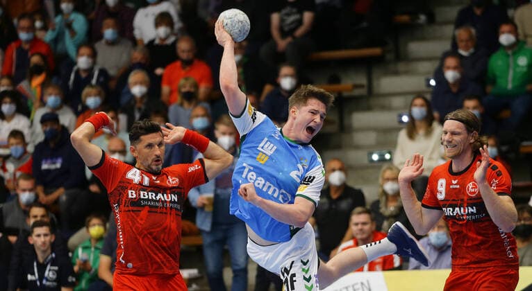 Sport Themen der Woche KW41 Sport Bilder des Tages Göppingen , LIQUI MOLY HBL , Handball Bundesliga , Frisch Auf! Göppingen vs. MT Melsungen , Oskar Neudeck ( Göppi ) *** Göppingen , LIQUI MOLY HBL , Handball Bundesliga , Frisch Auf Göppingen vs MT Melsungen , Oskar Neudeck Göppi