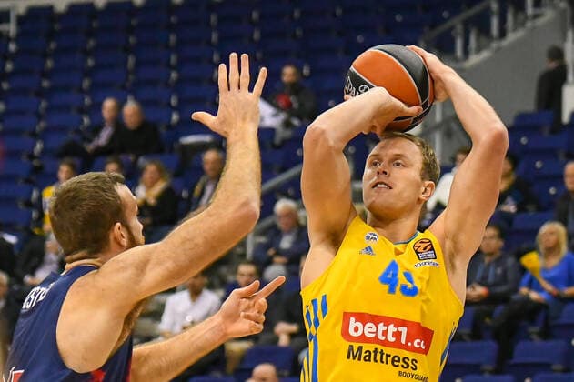 14.10.2021, xlakx, Basketball EuroLeague, Alba Berlin - BASKONIA VITORIA emspor, v.l. Matt Costello (Baskonia Vitoria Gasteiz No.24),Luke Sikma (Alba Berlin No.43) Berlin