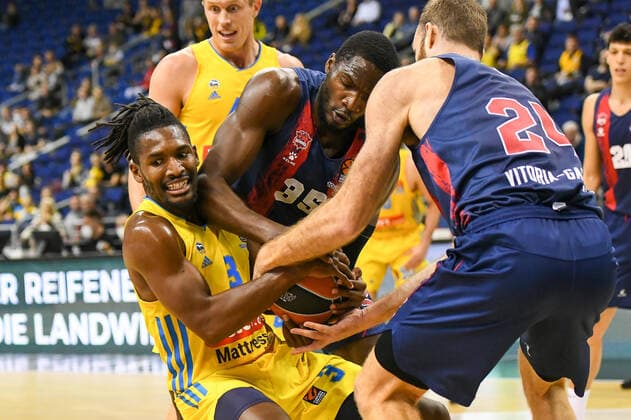 14.10.2021, xlakx, Basketball EuroLeague, Alba Berlin - BASKONIA VITORIA emspor, v.l. Jaleen Smith (Alba Berlin No.3),Landry Nnoko (Baskonia Vitoria Gasteiz No.35),Simone Fontecchio (Baskonia Vitoria Gasteiz No.20) Berlin