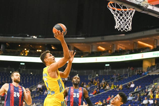 14.10.2021, xlakx, Basketball EuroLeague, Alba Berlin - BASKONIA VITORIA emspor, v.l. Matt Costello (Baskonia Vitoria Gasteiz No.24),Da Silva(alba berlin 1)Landry Nnoko (Baskonia Vitoria Gasteiz No.35) Berlin
