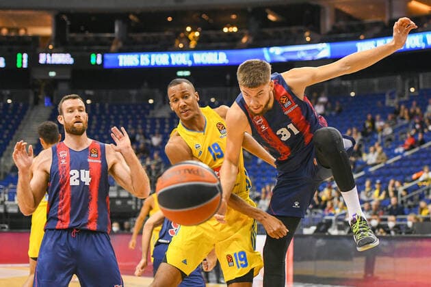 14.10.2021, xlakx, Basketball EuroLeague, Alba Berlin - BASKONIA VITORIA emspor, v.l.Matt Costello (Baskonia Vitoria Gasteiz No.24),Louis Olinde (Alba Berlin No.19),Rokas Giedraitis (Baskonia Vitoria Gasteiz No.31) Berlin