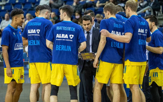 Basketball: EuroLeague, ALBA Berlin - Baskonia Vitoria-Gasteiz, 4. Spieltag, Mercedes-Benz Arena. ALBAs Headcoach Israel Gonzalez bespricht sich vor Spielbeginn mit seinem Team. ALBA Berlin - Saski Baskonia