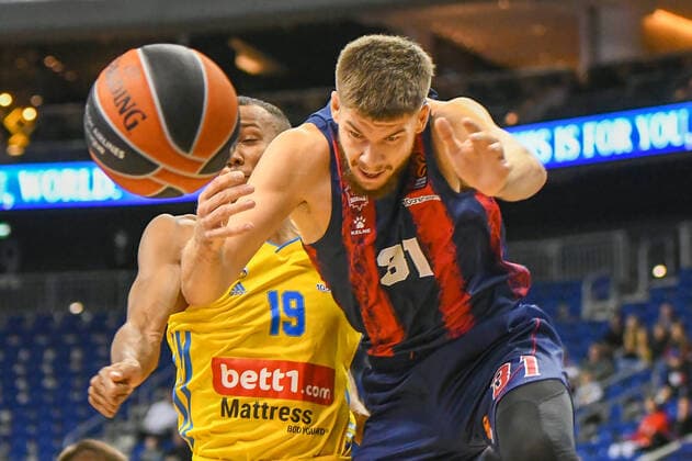 14.10.2021, xlakx, Basketball EuroLeague, Alba Berlin - BASKONIA VITORIA emspor, v.l.Louis Olinde (Alba Berlin No.19),Rokas Giedraitis (Baskonia Vitoria Gasteiz No.31) Berlin