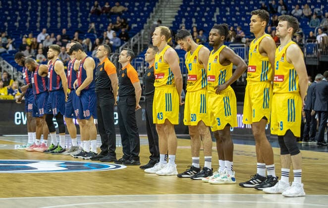 Basketball: EuroLeague, ALBA Berlin - Baskonia Vitoria-Gasteiz, 4. Spieltag, Mercedes-Benz Arena. Beide Teams stehen auf dem Court. ALBA Berlin - Saski Baskonia
