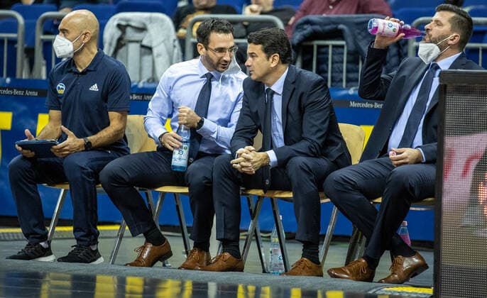 Basketball: EuroLeague, ALBA Berlin - Baskonia Vitoria-Gasteiz, 4. Spieltag, Mercedes-Benz Arena. ALBAs Athletiktrainer Pepe Silva Moreno (l-r), Assistenztrainer Thomas Paech, Headcoach Israel Gonzalez und Assistenztrainer Sebastian Trzcionka verfolgen das Spiel. ALBA Berlin - Saski Baskonia