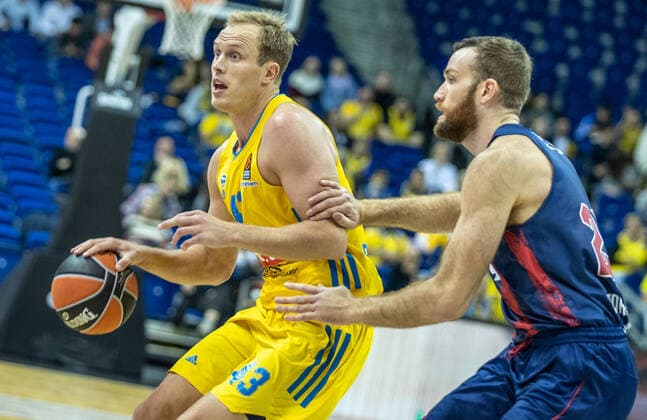 Basketball: EuroLeague, ALBA Berlin - Baskonia Vitoria-Gasteiz, 4. Spieltag, Mercedes-Benz Arena. ALBAs Luke Sikma (l) kaempft gegen Matthew Costello von Saski Baskonia um den Ball. ALBA Berlin - Saski Baskonia