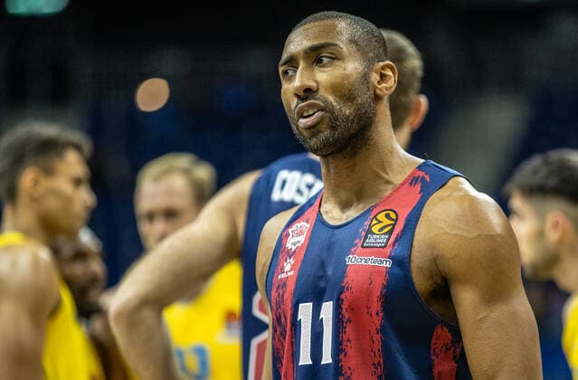 Basketball: EuroLeague, ALBA Berlin - Baskonia Vitoria-Gasteiz, 4. Spieltag, Mercedes-Benz Arena. Jayson Granger von Saski Baskonia steht gegen seinen ehemaligen Verein auf dem Court. ALBA Berlin - Saski Baskonia