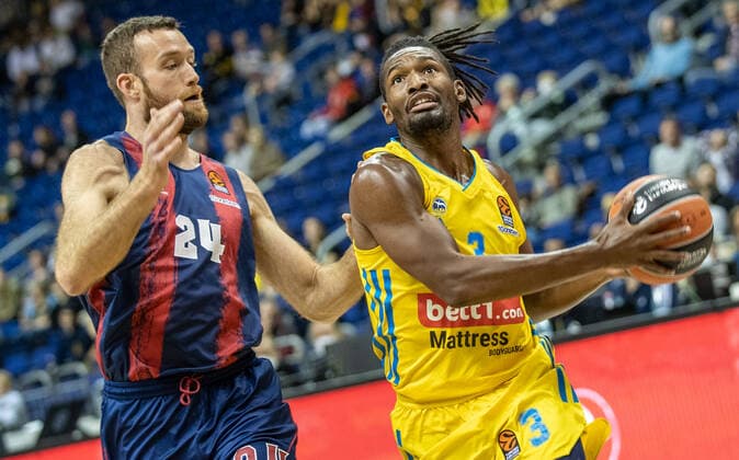 Basketball: EuroLeague, ALBA Berlin - Baskonia Vitoria-Gasteiz, 4. Spieltag, Mercedes-Benz Arena. Matthew Costello von Saski Baskonia kaempft gegen ALBAs Jaleen Smith (r) um den Ball. ALBA Berlin - Saski Baskonia