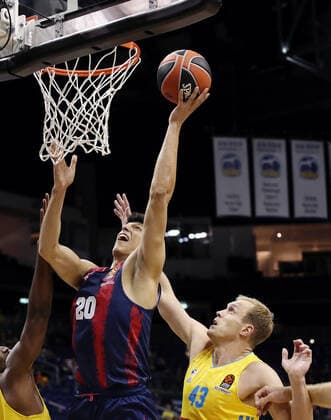 Simone Fontecchio, Luke Sikma Aktion Spielszene Zweikampf Basketball EuroLeague Herren Saison 2021 2022 14.10.2021 ALBA Berlin vs. Baskonia Vitoria Gasteiz