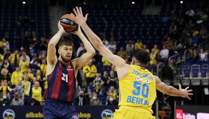 Rokas Giedraitis, Yovel Zoosman Aktion Spielszene Zweikampf Basketball EuroLeague Herren Saison 2021 2022 14.10.2021 ALBA Berlin vs. Baskonia Vitoria Gasteiz