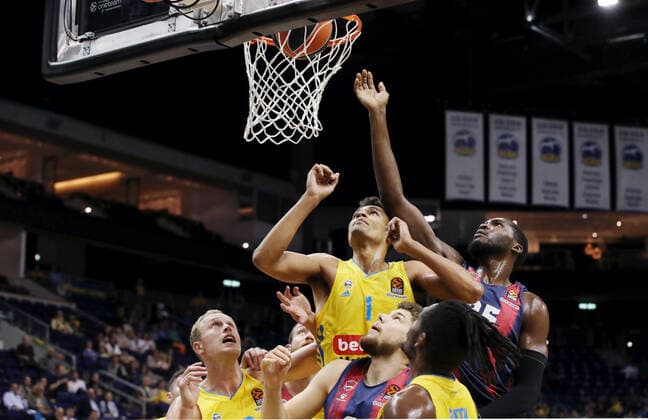 Luke Sikma, Oscar da Silva, Rokas Giedraitis, Landry Nnoko Aktion Spielszene Zweikampf Basketball EuroLeague Herren Saison 2021 2022 14.10.2021 ALBA Berlin vs. Baskonia Vitoria Gasteiz