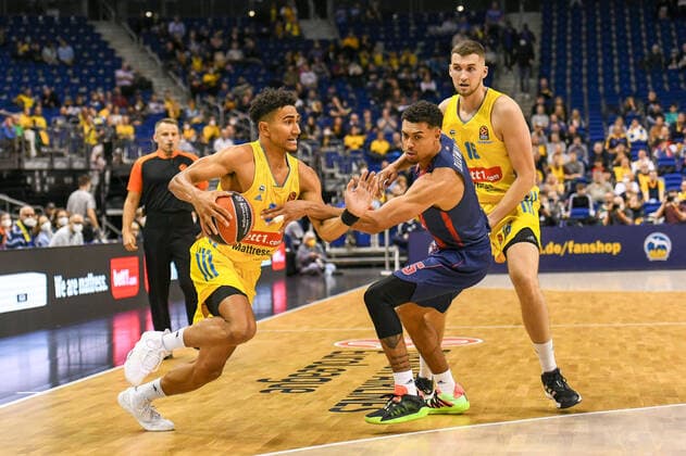 14.10.2021, xlakx, Basketball EuroLeague, Alba Berlin - BASKONIA VITORIA emspor, v.l. Maodo Lo (Alba Berlin No.0),Wade Baldwin IV (Baskonia Vitoria Gasteiz No.5),Kresimir Nikic (Alba Berlin No.16) Berlin