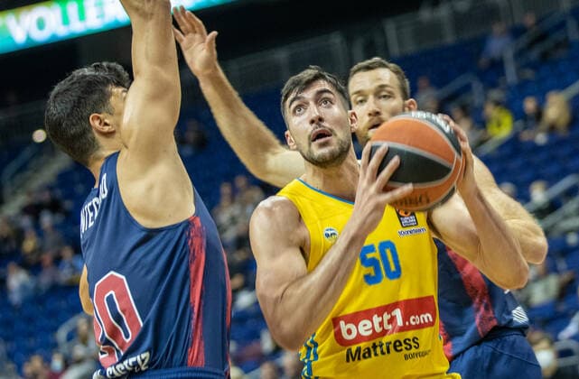 Basketball: EuroLeague, ALBA Berlin - Baskonia Vitoria-Gasteiz, 4. Spieltag, Mercedes-Benz Arena. Simone Fontecchio von Saski Baskonia kaempft gegen ALBAs Yovel Zoosman (r) um den Ball. ALBA Berlin - Saski Baskonia