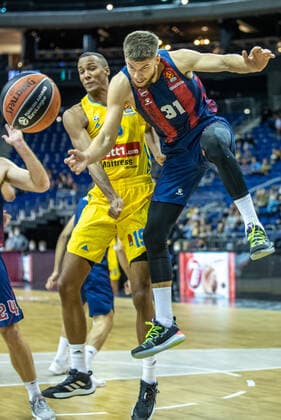Basketball: EuroLeague, ALBA Berlin - Baskonia Vitoria-Gasteiz, 4. Spieltag, Mercedes-Benz Arena. ALBAs Louis Olinde (l) kaempft gegen Rokas Giedraitis von Saski Baskonia um den Ball. ALBA Berlin - Saski Baskonia