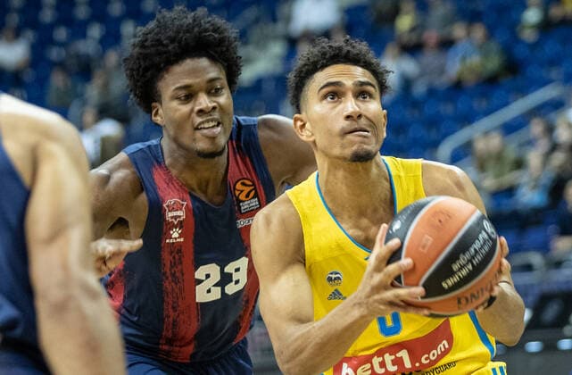 Basketball: EuroLeague, ALBA Berlin - Baskonia Vitoria-Gasteiz, 4. Spieltag, Mercedes-Benz Arena. Steven Enoch von Saski Baskonia kaempft gegen ALBAs Maodo Lo (r) um den Ball. ALBA Berlin - Saski Baskonia