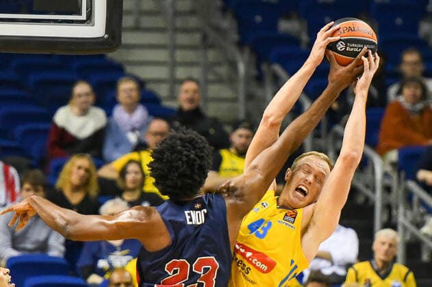 14.10.2021, xlakx, Basketball EuroLeague, Alba Berlin - BASKONIA VITORIA emspor, v.l. Steven Enoch (Baskonia Vitoria Gasteiz No.23),Luke Sikma (Alba Berlin No.43) Berlin