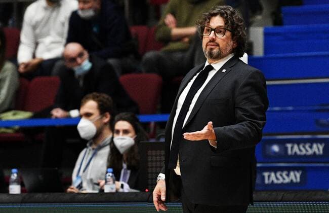 6672701 14.10.2021 Bayern s head coach Andrea Trinchieri reacts during the Euroleague basketball match between Zenit St.Petersburg and Bayern Munich, in St. Petersburg, Russia. Alexander Galperin Sputnik Russia Basketball Euroleague Zenit - Bayern  d21901c5b913e6d4