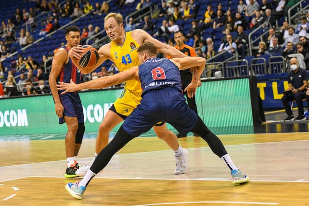 14.10.2021, xlakx, Basketball EuroLeague, Alba Berlin - BASKONIA VITORIA emspor, v.l. Luke Sikma (Alba Berlin No.43),Tadas Sedekerskis (Baskonia Vitoria Gasteiz No.8) Berlin