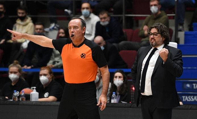 6672711 14.10.2021 Bayern s head coach Andrea Trinchieri, right, reacts during the Euroleague basketball match between Zenit St.Petersburg and Bayern Munich, in St. Petersburg, Russia. Alexander Galperin Sputnik Russia Basketball Euroleague Zenit - Bayern  af0394baf52380b3