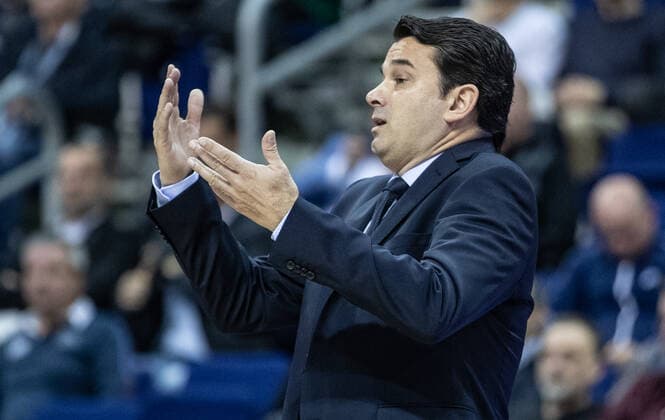 Basketball: EuroLeague, ALBA Berlin - Baskonia Vitoria-Gasteiz, 4. Spieltag, Mercedes-Benz Arena. ALBAs Headcoach Israel Gonzalez steht gestikulierend am Rand des Courts. ALBA Berlin - Saski Baskonia