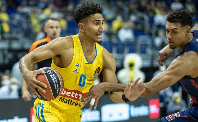 Basketball: EuroLeague, ALBA Berlin - Baskonia Vitoria-Gasteiz, 4. Spieltag, Mercedes-Benz Arena. ALBAs Maodo Lo spielt den Ball. ALBA Berlin - Saski Baskonia