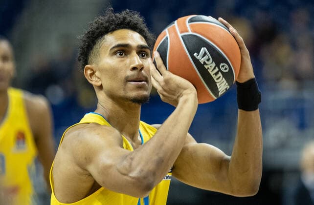 Basketball: EuroLeague, ALBA Berlin - Baskonia Vitoria-Gasteiz, 4. Spieltag, Mercedes-Benz Arena. ALBAs Maodo Lo spielt den Ball. ALBA Berlin - Saski Baskonia