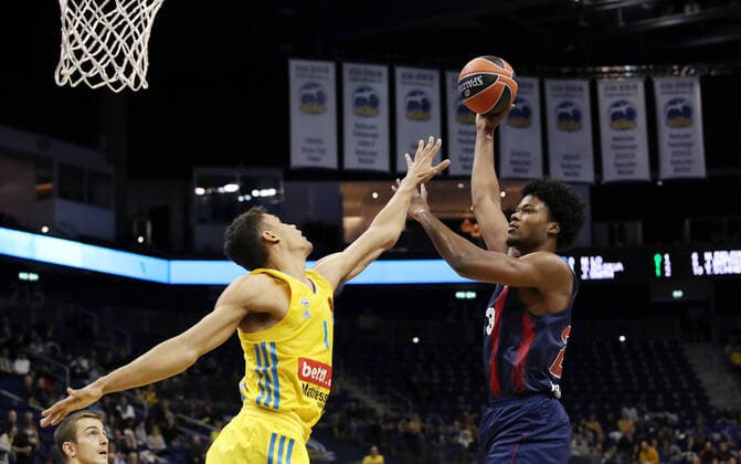 Oscar da Silva, Steven Enoch Aktion Spielszene Zweikampf Basketball EuroLeague Herren Saison 2021 2022 14.10.2021 ALBA Berlin vs. Baskonia Vitoria Gasteiz