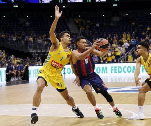 Oscar da Silva, Wade Baldwin Aktion Spielszene Zweikampf Basketball EuroLeague Herren Saison 2021 2022 14.10.2021 ALBA Berlin vs. Baskonia Vitoria Gasteiz