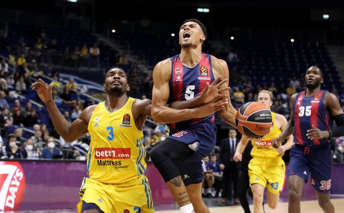 Bilder des Jahres 2021, Sport 10 Oktober Sport Themen der Woche KW41 Sport Bilder des Tages Jaleen Smith, Wade Baldwin Aktion Spielszene Zweikampf Basketball EuroLeague Herren Saison 2021 2022 14.10.2021 ALBA Berlin vs. Baskonia Vitoria Gasteiz *** Jaleen Smith, Wade Baldwin action game scene duel sports basketball EuroLeague mens season 2021 2022 14 10 2021 ALBA Berlin vs Baskonia Vitoria Gasteiz